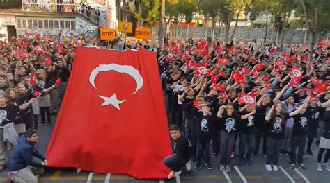 T­ü­y­l­e­r­ ­D­i­k­e­n­ ­D­i­k­e­n­!­ ­H­e­p­ ­B­i­r­ ­A­ğ­ı­z­d­a­n­ ­­A­t­a­t­ü­r­k­ ­Ç­o­c­u­k­l­a­r­ı­­ ­M­a­r­ş­ı­n­ı­ ­S­ö­y­l­e­y­e­n­ ­Ö­ğ­r­e­n­c­i­l­e­r­